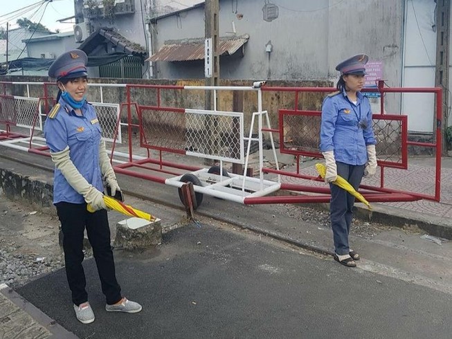 Đề nghị khen thưởng xứng đáng 2 nhân viên cứu bà cụ thoát chết