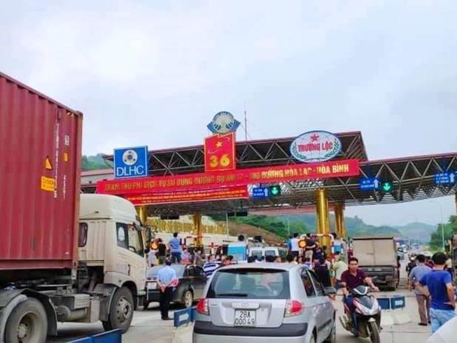 Mới được thu phí, BOT quốc lộ 6 liền bị người dân phản ứng