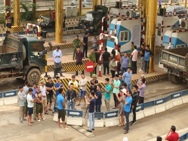 Vì sao trạm BOT Quốc lộ 6 vừa thu người dân đã phản ứng?