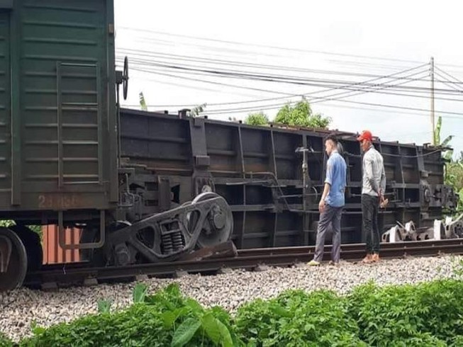 Tàu hỏa lật một toa, đường sắt Bắc-Nam bị tê liệt