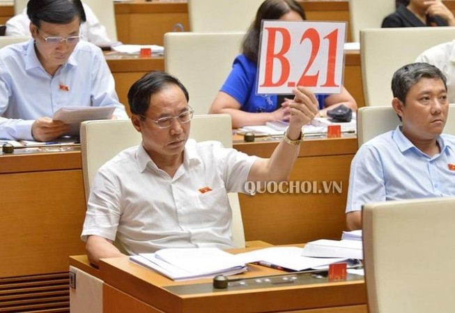 Đại biểu tranh luận với phát biểu của Bộ trưởng Giáo dục