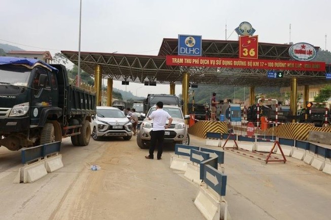 Tài xế lại phản đối mức thu phí tại trạm Hòa Lạc – Hòa Bình