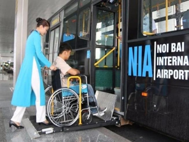 Nhiều người khuyết tật gặp khó khi đi máy bay