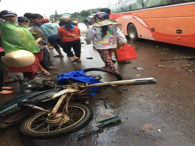 Xe giường nằm lao vào khu vực chợ, 4 người chết