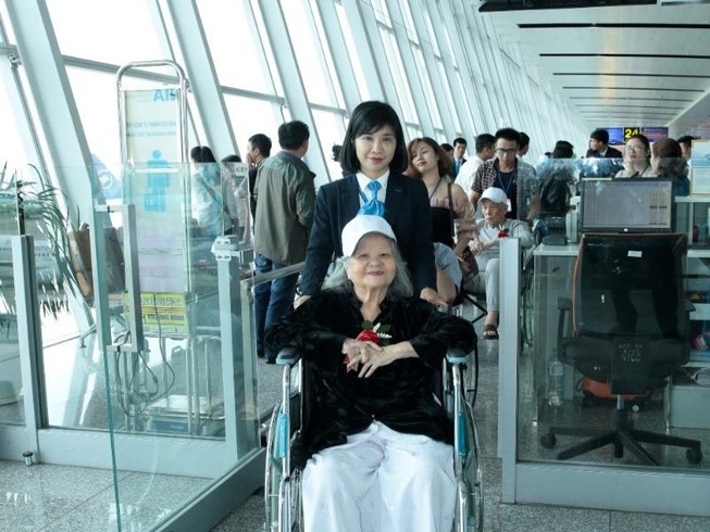 Sân bay Nội Bài giúp người già thực hiện ước mơ đi máy bay