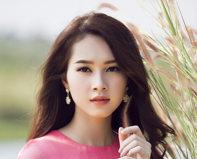 Hoa hậu Thu Thảo duyên dáng trong thiết kế hoa
