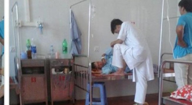 Bác sĩ gác chân khám bệnh: Đâu là giới hạn của y đức?