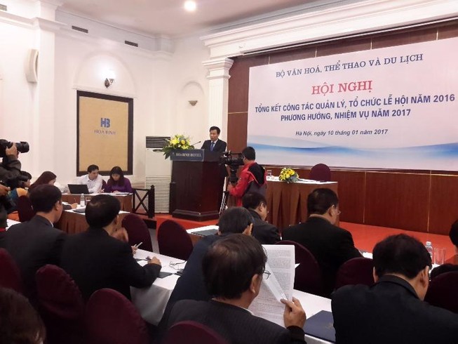 Lễ hội năm 2016: Phục dựng tràn lan, bạo lực phản cảm