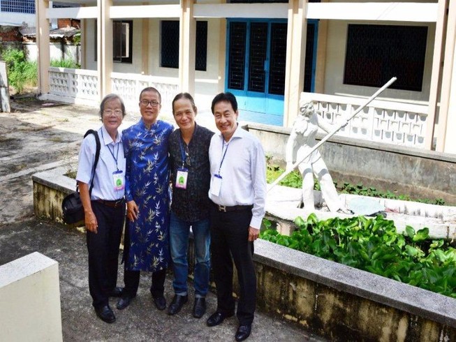 Rủ nhau mặc áo dài nam