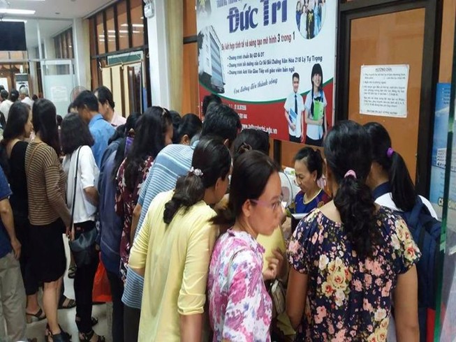 Phụ huynh chen chúc xếp hàng xin học hè cho con