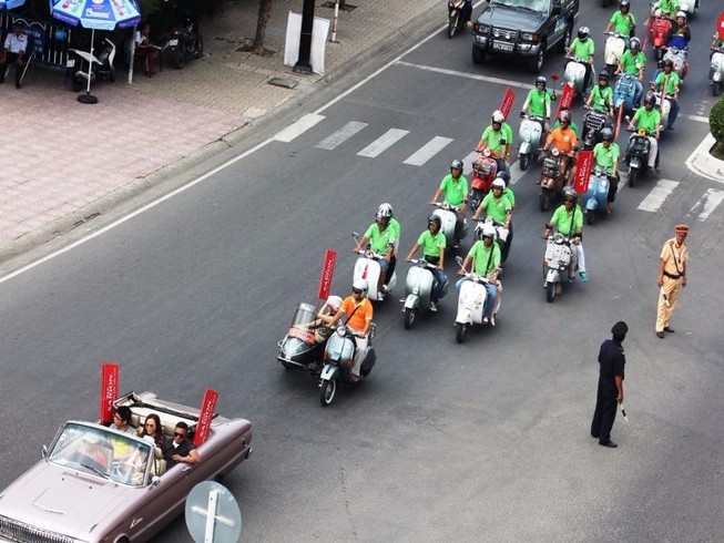 500 xe Vespa cổ rầm rộ diễu hành giữa thành phố biển