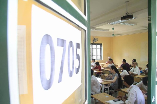 Thí sinh đội mưa làm thủ tục thi