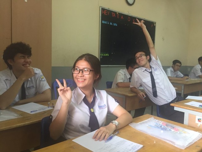 Vào phòng thi vẫn tranh thủ... làm duyên!