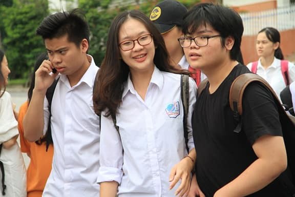 Đề ngoại ngữ quá dễ, thí sinh thở phào rời phòng thi