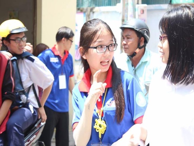 Nữ sinh tiếp sức TS khiếm thính bằng ngôn ngữ ký hiệu
