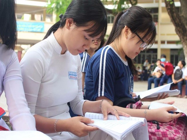 Thí sinh lo lắng, hồi hộp chờ thi môn tổ hợp