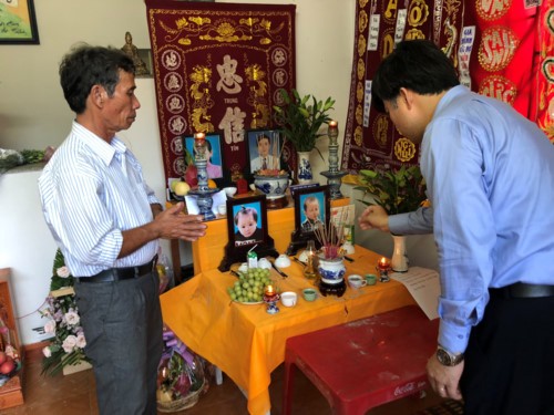 Bộ GD&ĐT thăm gia đình GV, HS vụ sạt lở đất ở Nha Trang