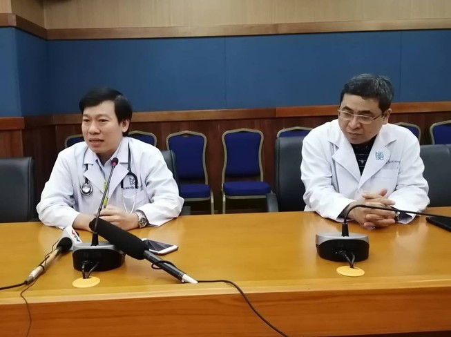 Hai mẹ con trở về từ Ai Cập phải điều trị tiếp tục