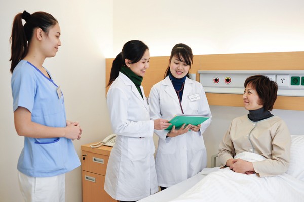 Sang Đức làm điều dưỡng, lương 2.600 Euro/tháng