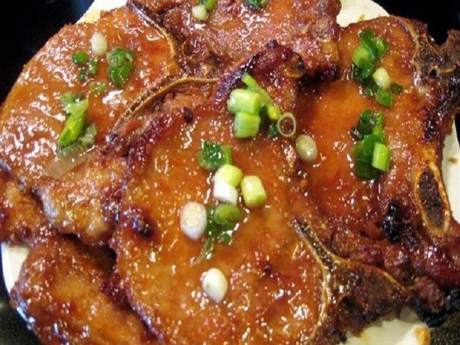 Gọi dĩa cơm tấm ngồi… ngó, chợt nhớ cơm sườn cốt lết mẹ nấu
