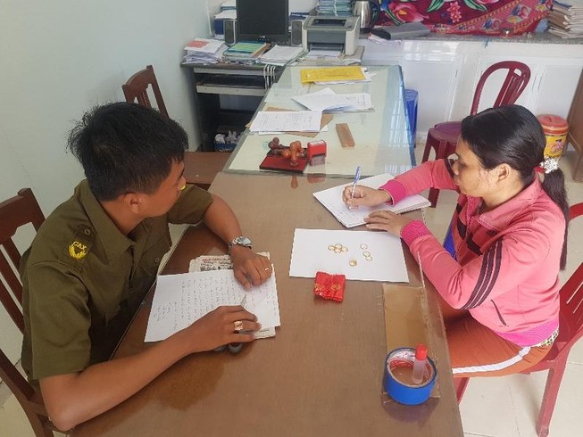 Tìm thấy chủ nhân túi vàng hai em học sinh lớp 3 nhặt được