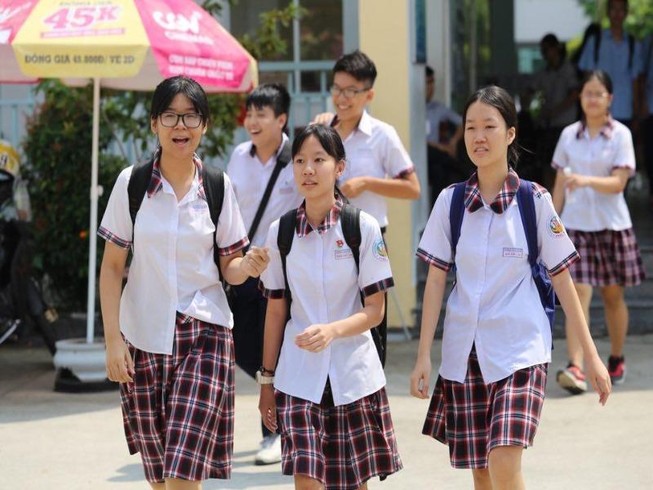 Đề thi Toán tuyển sinh lớp 10 TP.HCM: Thí sinh than khó!
