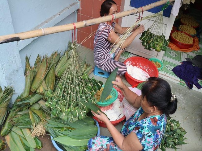 Xóm bánh ú lá tre giữa Sài Gòn cháy hàng dịp Tết Đoan Ngọ