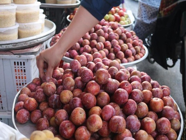 Hoa tươi, bánh ú, trái cây 3 miền đắt hàng ngày Tết Đoan Ngọ