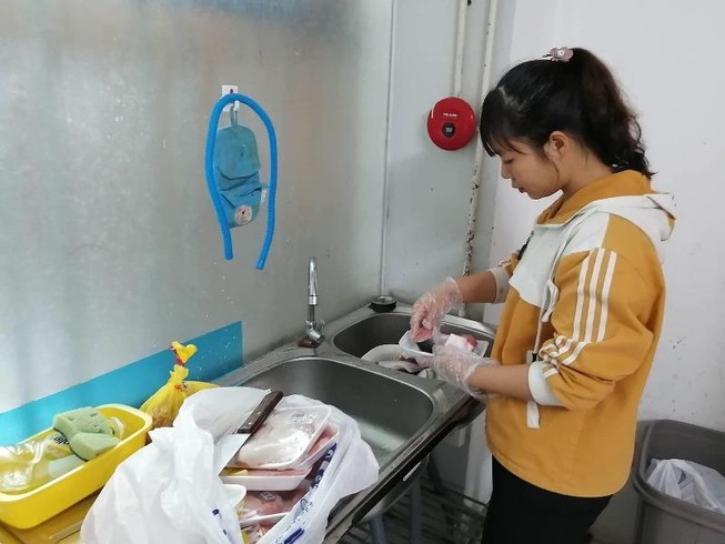 Sinh viên được tiếp sức mùa thi bằng thực phẩm sạch