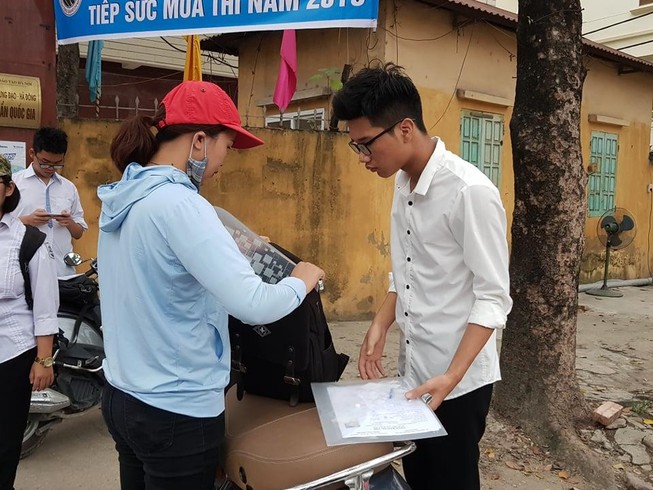 'Con cứ yên chí thi, cả thế giới mẹ lo hết'