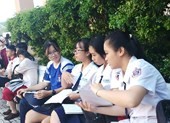 Hoàng Trinh cùng các bạn trao đổi bài với nhau