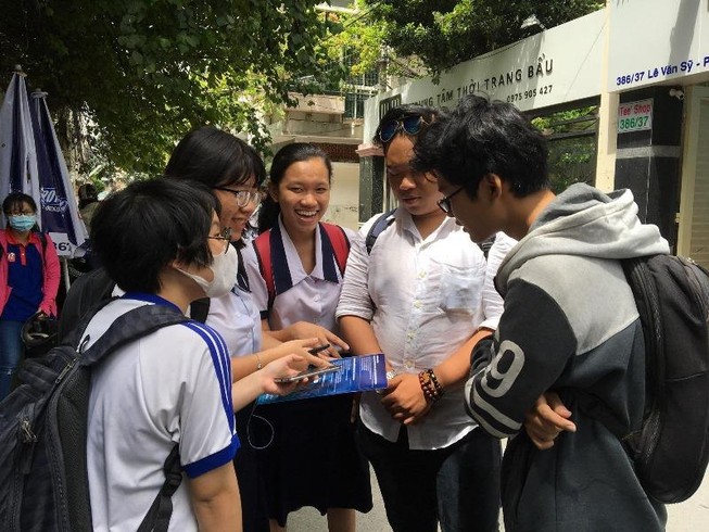 Thí sinh vui vẻ sau môn thi KHXH tại điểm thi trường THCS Bạch Đằng, THP.HCM. Ảnh: Phan Yên