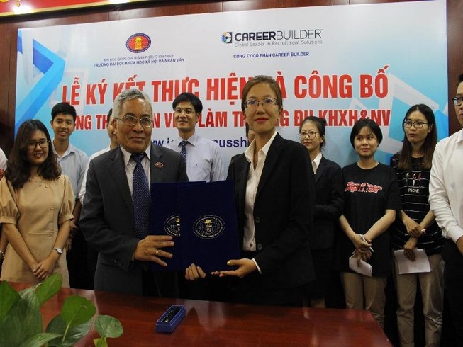 Đại điện nhà trường và CareerBuilder hi vọng cổng thông tin việc làm sẽ là công cụ giúp Sv trường trong tìm kiếm việc làm. Ảnh: Phan Yên