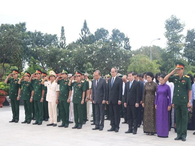 Lãnh đạo TP.HCM dâng hương tưởng niệm các anh hùng liệt sĩ