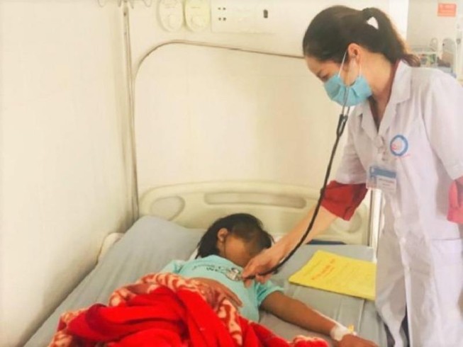Hàng chục học sinh nhập viện nghi do ngộ độc thực phẩm