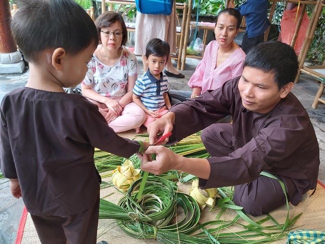 Rộn ràng 'hội làng' giữa phố Sài Gòn