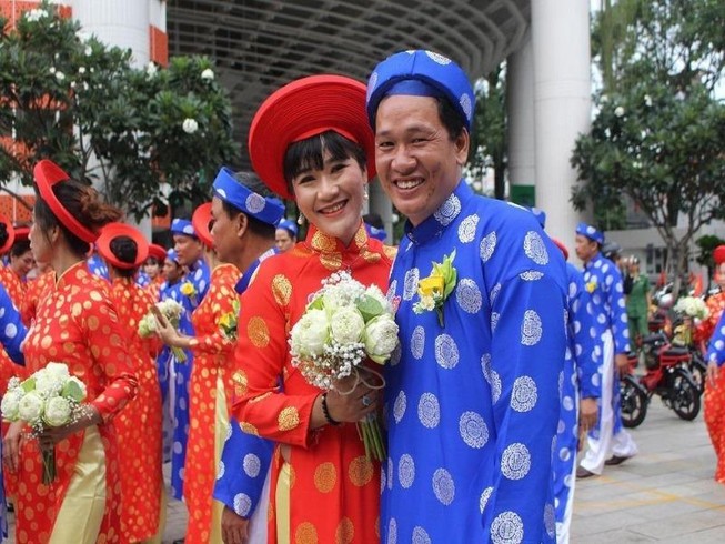 Các cặp uyên ương tay trong tay hạnh phúc trong ngày cưới