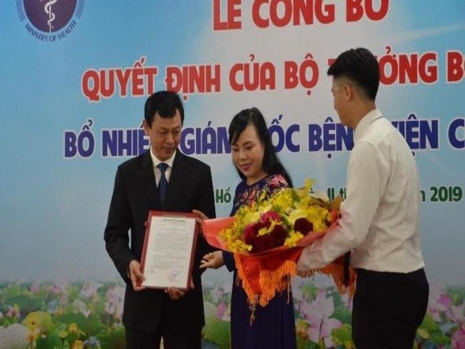 Bộ Y tế Nguyễn Thị Kim Tiến trao quyết định bổ nhiệm cho BS Nguyễn Tri Thức. Ảnh: HOÀNG LAN
