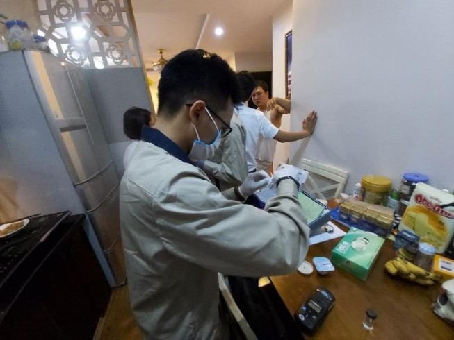 Lấy mẫu nước đem đi xét nghiệm tại các hộ gia đình. Ảnh: nioeh.org.vn