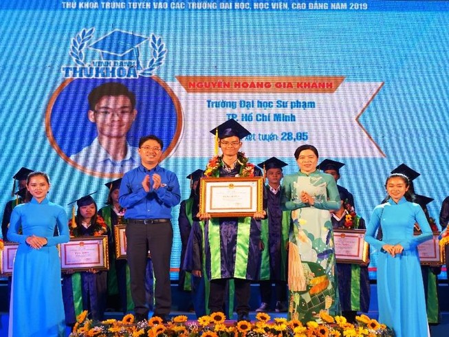 Nguyễn Hoàng Gia Khánh nhận bằng khen và vòng hoa tại lễ vinh danh thủ khoa. Ảnh: Nguyễn Quyên