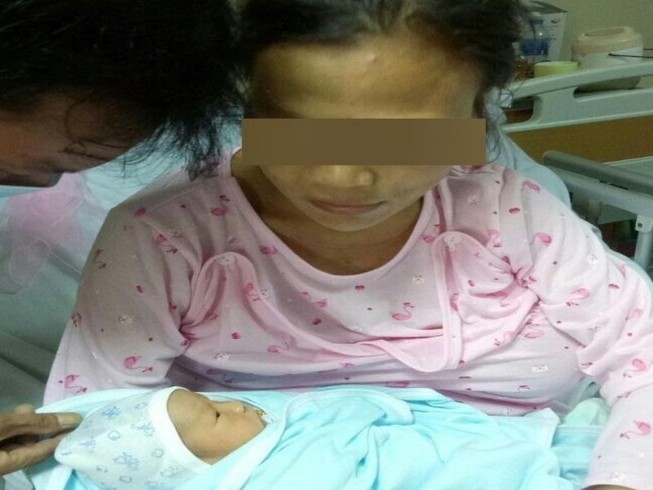 Mang khối u vú khủng, người mẹ từ chối điều trị để sinh con