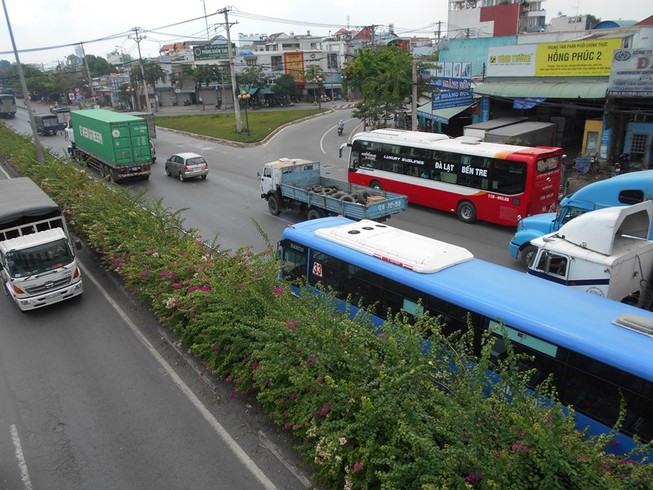 Container 'húc' xe buýt leo lên dải phân cách