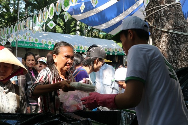 Dân TP.HCM kéo nhau đi đổi đồ cũ lấy quà