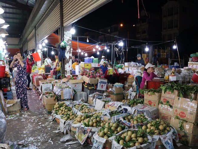 Chợ đầu mối Thủ Đức tất bật về đêm dịp Tết