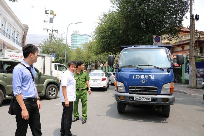 Ông Đoàn Ngọc Hải chạy bộ đuổi xe tải ngược chiều