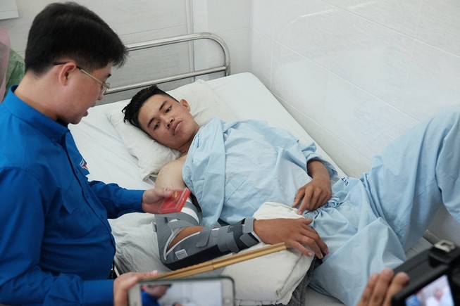 Trao huy hiệu 'Tuổi trẻ dũng cảm' cho hiệp sĩ bị đâm