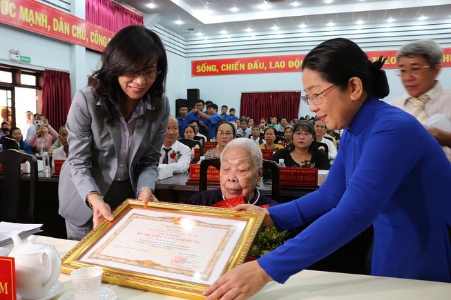 Phong tặng, truy tặng danh hiệu Bà mẹ VNAH cho 44 mẹ ở TP.HCM