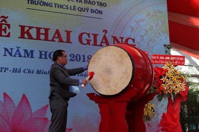 Trường THCS Lê Quý Đôn nhận huân chương Lao động