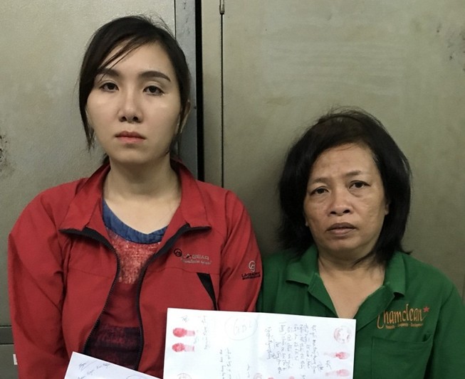 Cô gái trẻ bế con 2 tuổi đi bán ma túy