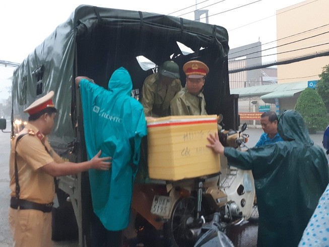 CSGT giúp dân vượt vùng nước ngập sâu trong bão số 9